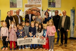 Vizepräsident Karl Grabmyer, Vizebürgermeister Klaus Schinninger, Kinderpädagogin, Mag. Katharina Tidl Leitung Initiative GUT ZU WISSEN LKÖ, Mario Häusler Küchenleitung, Dr. Rudolf Stadler GUT ZU WISSEN Beratung 