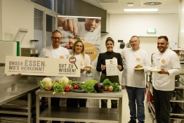 Bereichsleiter Heinz Zechner, Köchin Mirela Sain, Mag. Karin Wohlfarter Nachhaltige Produktion, Abteilungsleiter Benjamin Ghali 