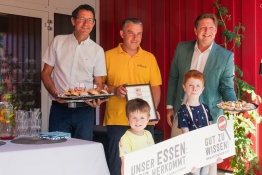 Siegfried Huber, Präsident der Landwirtschaftskammer Kärnten, Amel Melich, Küchenleiter Kindergarten Fellach, Günther Albel, Bürgermeister der Stadt Villach 