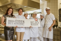 Geschäftsführerin Kindernest Claudia Untermoser mit ihrem Triangel-Küchenteam