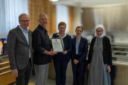 Mag. Dietbert Timmerer, Vorsitzender Schulverein der Kreuzschwestern, Rüdiger Pehamberger, Küchenleiter Schulverein der Kreuzschwestern, Rosemarie Ferstl, Vizepräsidentin LK-OÖ, Mag. Elisabeth Preßlmayer, GF Schulverein der Kreuzschwester, Kreuzschwester 