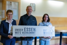 Vizepräsidentin Rosemarie Ferstl, LK-OÖ, Rüdiger Pehamberger, Küchenleiter Schulverein der Kreuzschwestern Linz, Internatschülerin HLW Mediendesign, Schulverein der Kreuzschwestern Linz