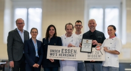 Mag. Dietbert Timmerer, Vorsitzender des Schulvereins der Kreuzschwestern Linz, Mag. Elisabeth Preßlmayer, GF Schulverein der Kreuzschwestern Linz, Mag. Katharina Tidl, Leitung Initiative GUT ZU WISSEN LKÖ,Küchenleiter Rüdiger Pehamberger, Schulverein der Kreuzschwestern Linz