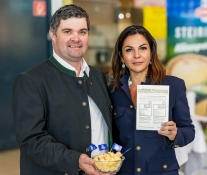 Christian Mittl, Milchbauer und Funktionät Berglandmilch, Mag. Kathraina Tidl, Leitung Initiative GUT ZU WISSEN LKÖ
