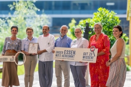 Mag. Katharina Tidl, Leitung Initiative GUT ZU WISSEN LKÖ, Vizepräsidentin Rosemarie Ferstl, Landwirtschaftskammer OÖ, Küchenchef Erwin Schmieder, Stadt Wels Seniorenbetreuung, Dr. Rudolf Stadler, Berater Initiative GUT ZU WISSEN, Barbara Daxenbichler, Küchenmeisterin & Patissier Stadt Wels Seniorenbetreuung, Vizebürgermeisterin Christa Raggl-Mühlberger, Stadt Wels, Hausleiterin Michaela Kuna, Stadt Wels Seniorenbetreuung